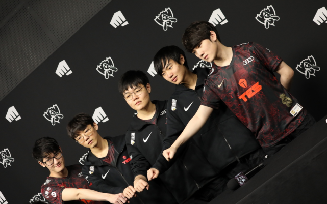 他都表现得 他都表现得